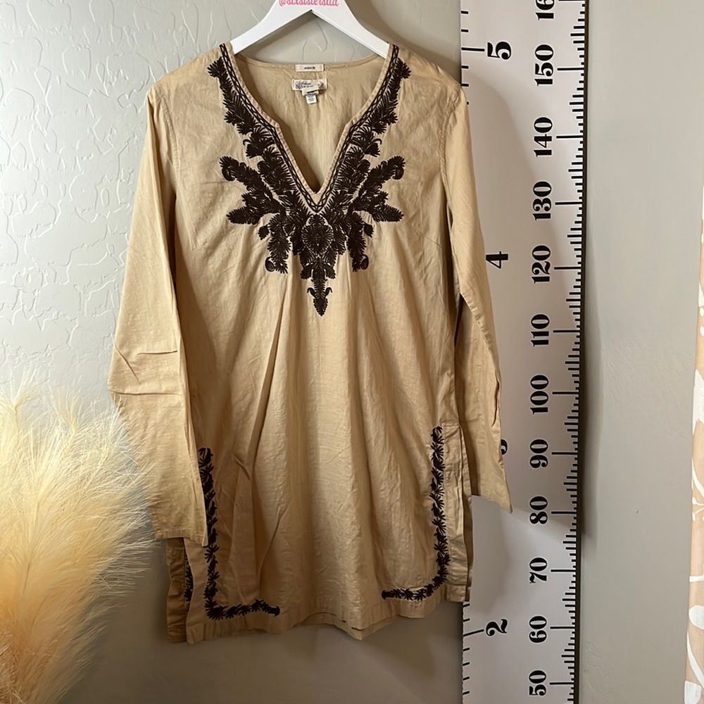 Old Navy split hemline tunic w/long sleeves, notched V-neck & embroidered detail